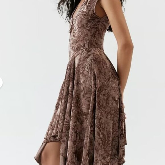 NWT UO Silence + Noise Corina Velvet Short Sleeve Mini Dress Chocolate Sz Small - Picture 3 of 13